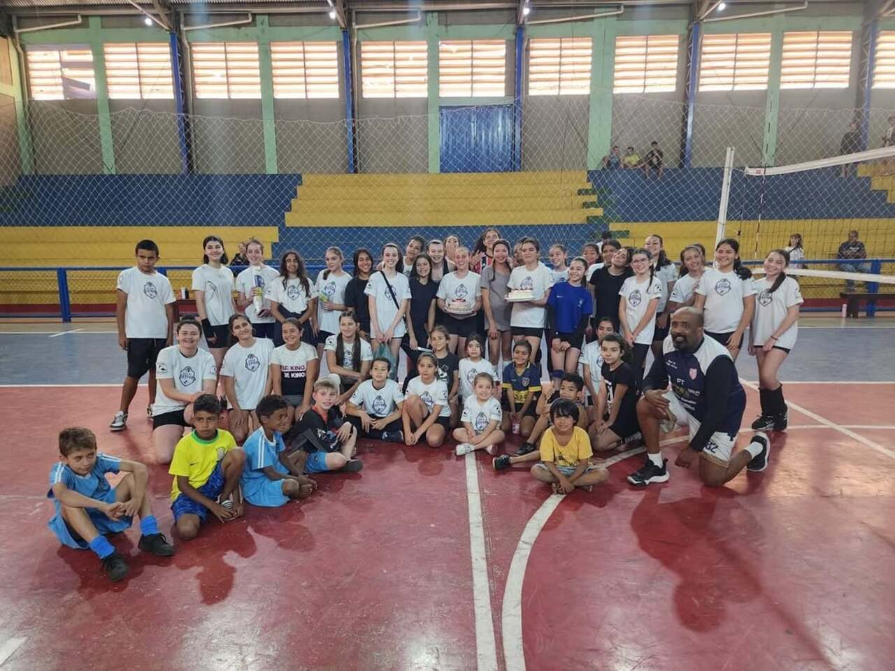 pessoal do volei comemorando aniversario